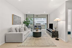 West End Flat With Pool and BBQ Access