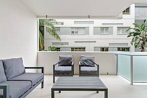 West End Flat With Pool and BBQ Access