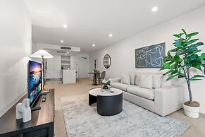 West End Flat With Pool and BBQ Access