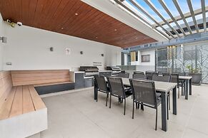 West End Flat With Pool and BBQ Access