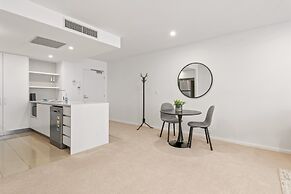 West End Flat With Pool and BBQ Access