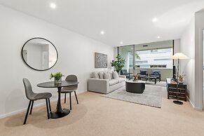 West End Flat With Pool and BBQ Access