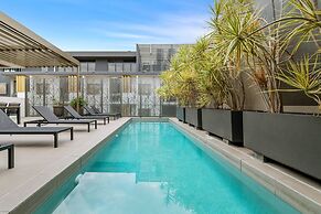 West End Flat With Pool and BBQ Access