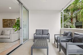 West End Flat With Pool and BBQ Access