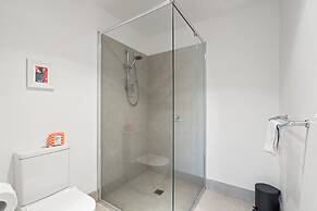 Stylish 2-bed Townhouse With Balcony