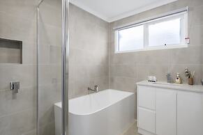 2-bed Rosebud Apartment With BBQ & Garden