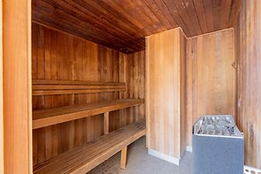 Quirky CBD 1-bed With Pool, Sauna and Balcony
