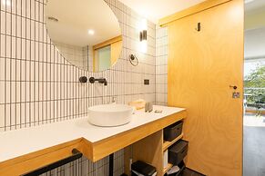 Quirky CBD 1-bed With Pool, Sauna and Balcony