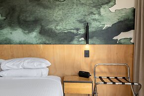 Quirky CBD 1-bed With Pool, Sauna and Balcony