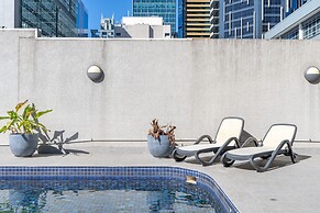 Quirky CBD 1-bed With Pool, Sauna and Balcony