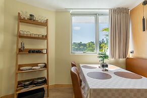 Quirky CBD 1-bed With Pool, Sauna and Balcony