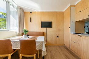 Quirky CBD 1-bed With Pool, Sauna and Balcony