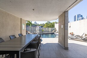 Quirky CBD 1-bed With Pool, Sauna and Balcony