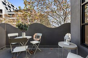 Beautiful 2-storey Unit With Balcony Near Smith St