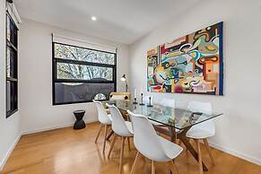 Beautiful 2-storey Unit With Balcony Near Smith St