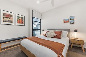 Beautiful 2-storey Unit With Balcony Near Smith St
