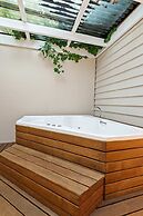 Lush 3-bed House Near the Beach