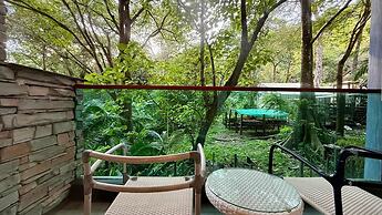 Emerald 412a - Studio With Balcony and Shared Pool