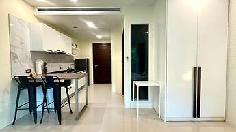 Emerald 412a - Studio With Balcony and Shared Pool