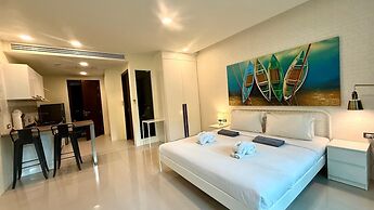 Emerald 412a - Studio With Balcony and Shared Pool
