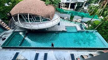 Emerald 412a - Studio With Balcony and Shared Pool