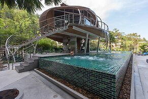 Emerald 412a - Studio With Balcony and Shared Pool