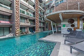 Emerald 412a - Studio With Balcony and Shared Pool