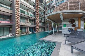 Emerald 412a - Studio With Balcony and Shared Pool