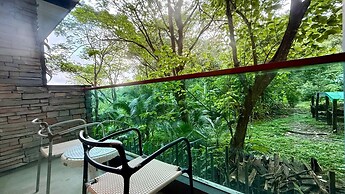 Emerald 412a - Studio With Balcony and Shared Pool