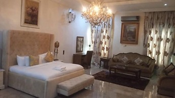 Reina Villa Hotel