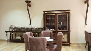 Reina Villa Hotel