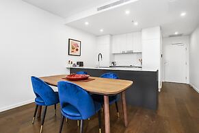 Boutique Unit With Huge Terrace Near Cafes & Shops
