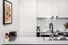 Boutique Unit With Huge Terrace Near Cafes & Shops