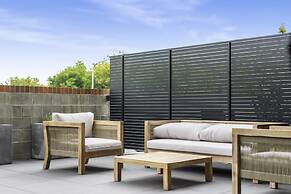 Boutique Unit With Huge Terrace Near Cafes & Shops