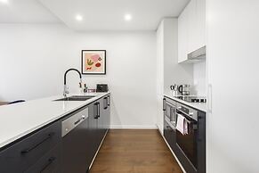 Boutique Unit With Huge Terrace Near Cafes & Shops