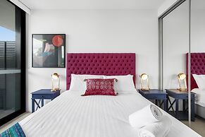 Boutique Unit With Huge Terrace Near Cafes & Shops