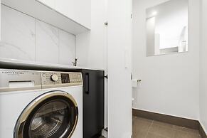Boutique Unit With Huge Terrace Near Cafes & Shops