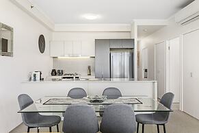 High-floor 2-bed CBD Unit With Views & Amenities