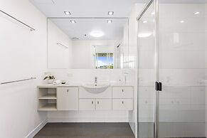 High-floor 2-bed CBD Unit With Views & Amenities