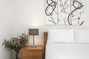 High-floor 2-bed CBD Unit With Views & Amenities