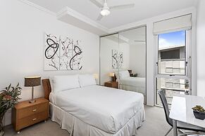 High-floor 2-bed CBD Unit With Views & Amenities