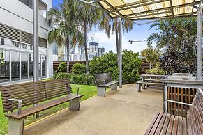 High-floor 2-bed CBD Unit With Views & Amenities