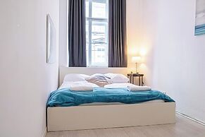 Contemporary 1BR LR Close to Belvedere