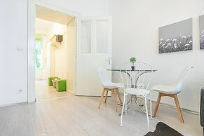 Contemporary 1BR LR Close to Belvedere
