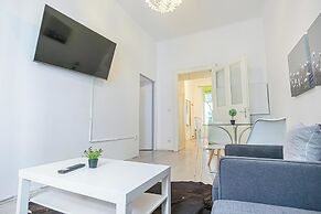Contemporary 1BR LR Close to Belvedere