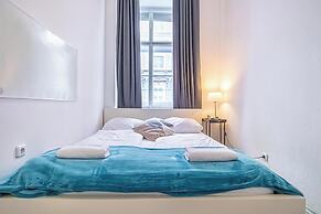 Contemporary 1BR LR Close to Belvedere