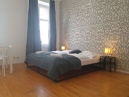 Modern 2BR Apartment Near Rennweg
