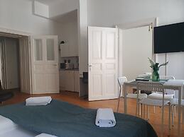 Modern 2BR Apartment Near Rennweg