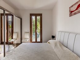Air-conditioned With Garden and Private Parking