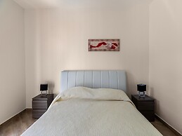 Air-conditioned With Garden and Private Parking